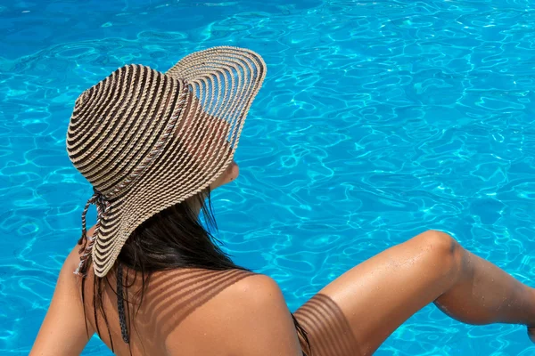 Mulher na piscina — Fotografia de Stock