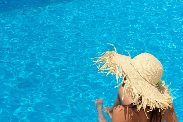 Mujer en la piscina — Foto de Stock