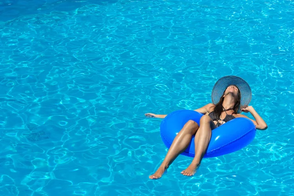 Kvinna vid poolen — Stockfoto