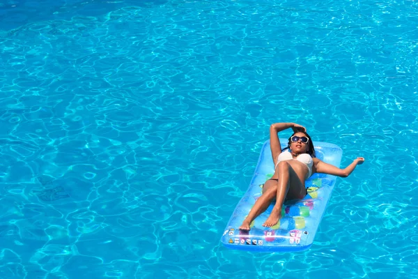 Femme à la piscine — Photo