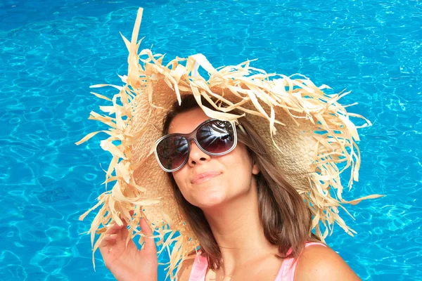 Mujer en la piscina Fotos de stock libres de derechos