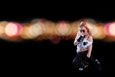 genç kadın şarkıcı