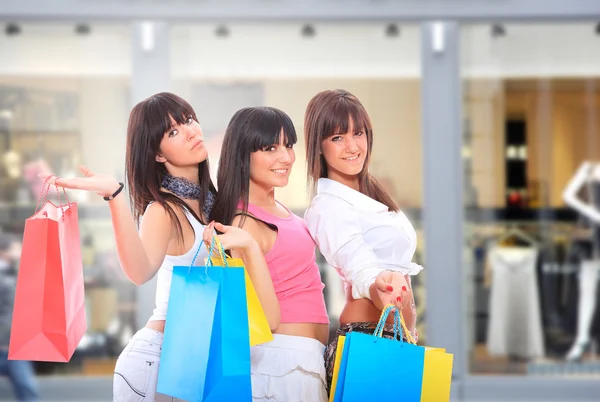 Jovem segurando sacos de compras — Fotografia de Stock