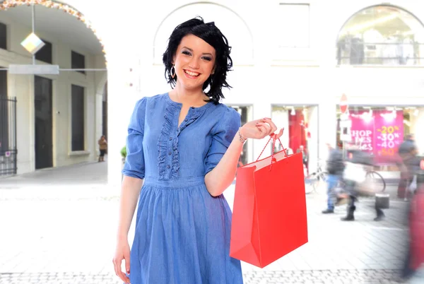 Jeune femme tenant des sacs à provisions — Photo