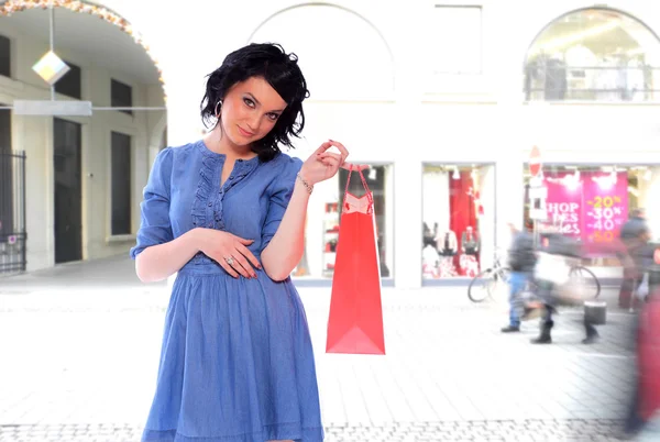 Young woman holding shopping bags — Stock Photo, Image