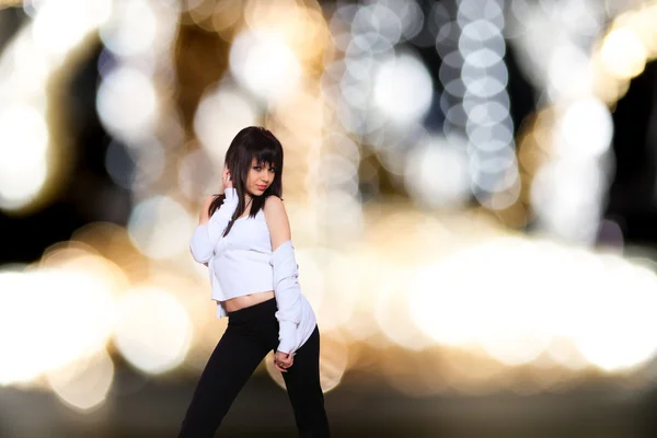 Mujer bailando fondo bokeh — Foto de Stock