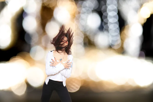 Mujer bailando fondo bokeh — Foto de Stock