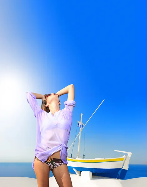 Mujer joven en Oia Isla de Santorini Grecia — Foto de Stock