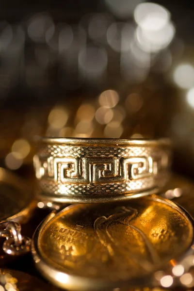 Juwelen und Goldmünzen — Stockfoto