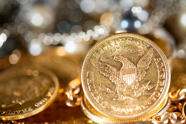 Cinco dólares monedas de oro — Foto de Stock