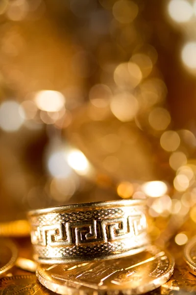 Juwelen und Goldmünzen — Stockfoto