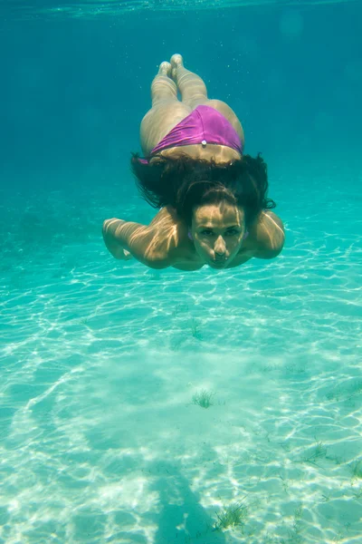 Young woman swimming underwater — Stock Photo, Image