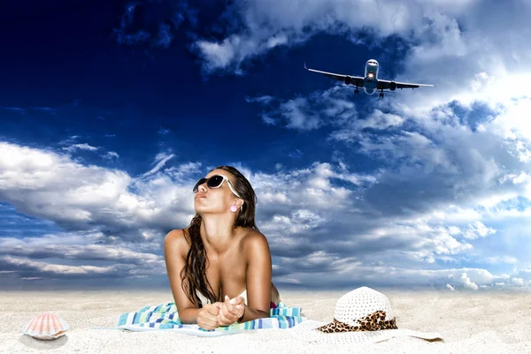 Jeune femme sur la plage — Photo