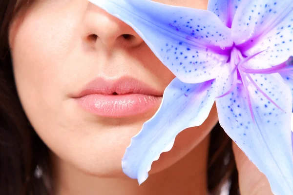 Bela mulher com flor isolada em branco — Fotografia de Stock