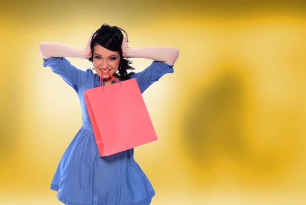 Mujer joven sosteniendo bolsas de compras — Foto de Stock