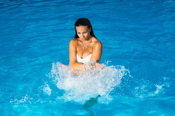 Mujer joven en la piscina — Foto de Stock