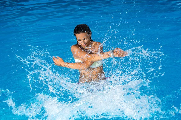 Jovem mulher na piscina — Fotografia de Stock