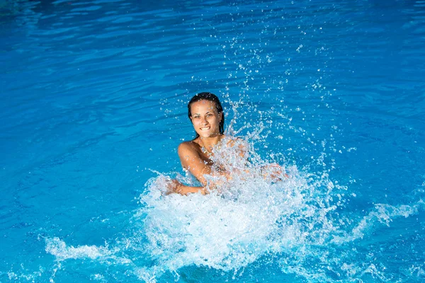 Mujer joven en la piscina — Foto de Stock