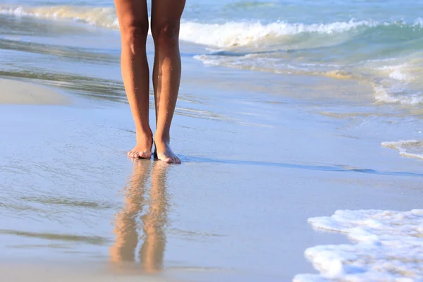 Beine am Strand — Stockfoto