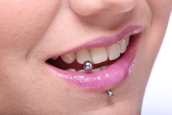 Frau zeigt Piercing — Stockfoto