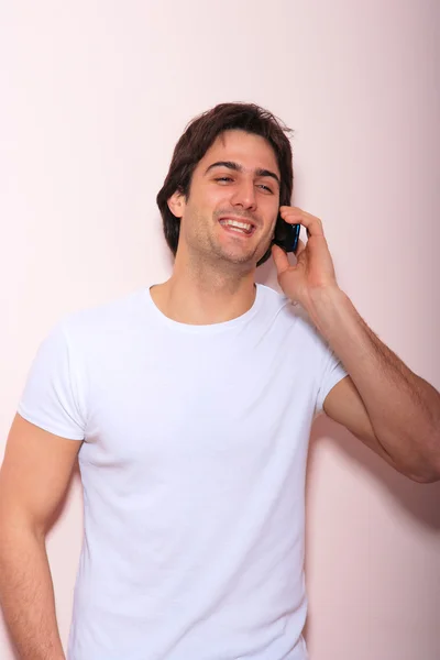 Νεαρός casual, μιλώντας στο τηλέφωνο — Φωτογραφία Αρχείου