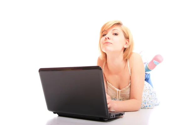Chica feliz con un ordenador portátil — Foto de Stock