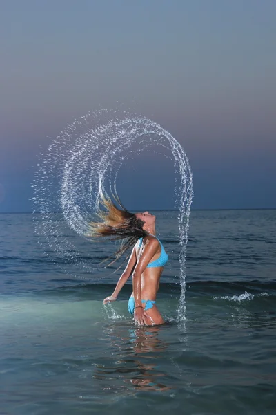 Linda chica en la playa — Foto de Stock