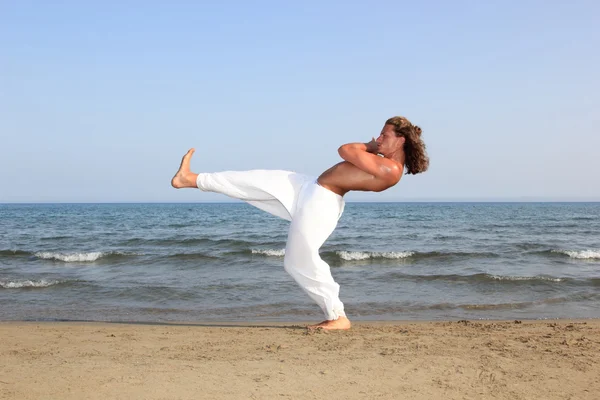 Capouera dancer on the beach — Stock Photo, Image