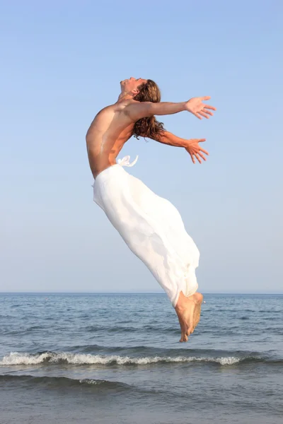 Capouera danseuse sur la plage — Photo