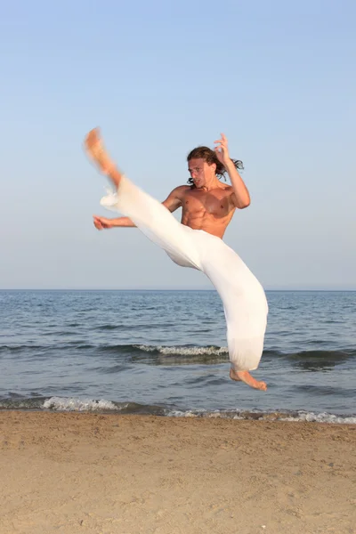 Капуэра танцовщица на пляже — стоковое фото