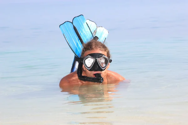 Mergulhador com tubo e máscara para um mergulho — Fotografia de Stock