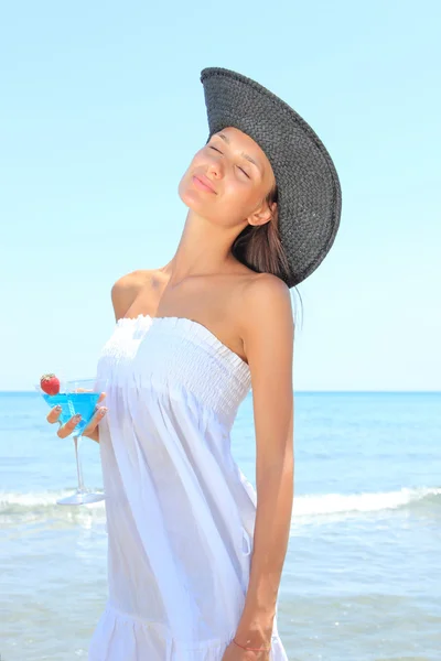 Mujer joven en la playa con cóctel — Foto de Stock