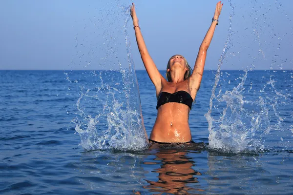 Leuk meisje op het strand — Stockfoto