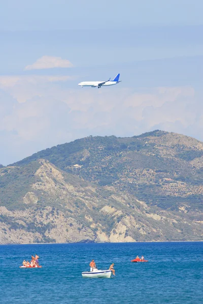 Морской пейзаж с лодкой и самолетом — стоковое фото