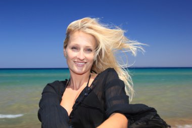çekici kız sahilde