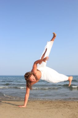 Sahilde Capoeira dansçı
