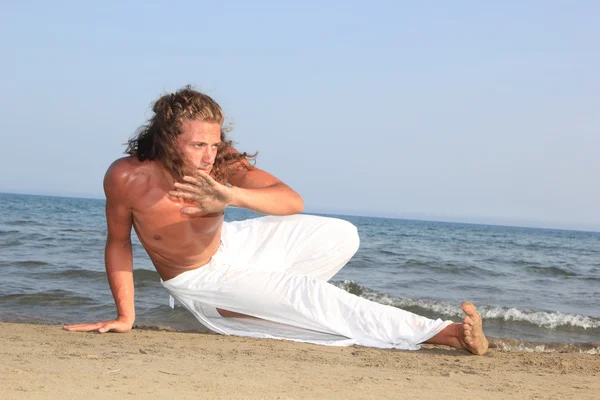 Capoeira tancerz na plaży — Zdjęcie stockowe