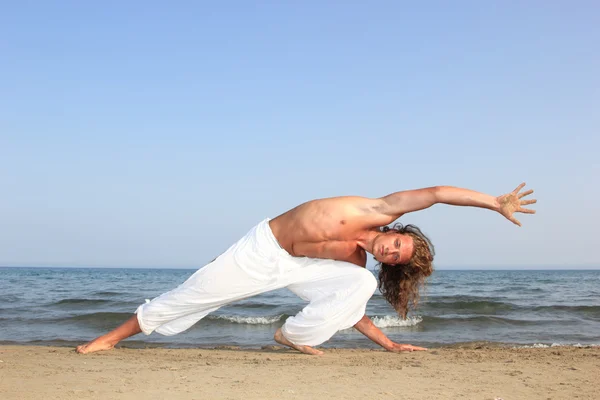 Capoeira tancerz na plaży — Zdjęcie stockowe