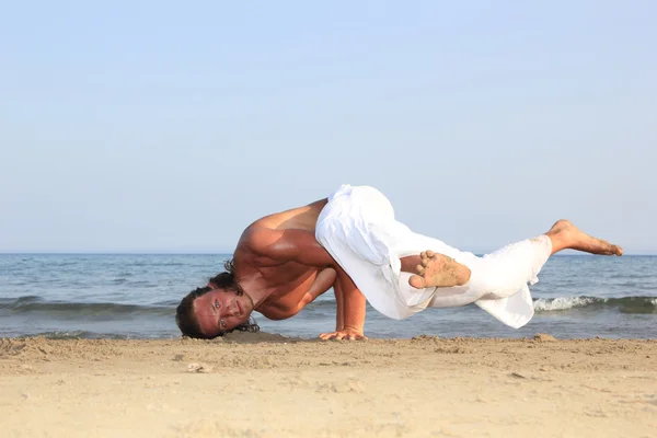 Capoeira tancerz na plaży — Zdjęcie stockowe