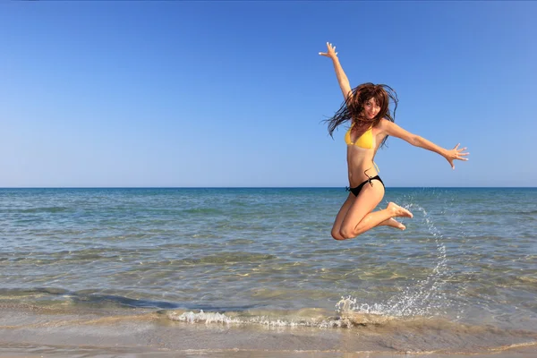 Menina atraente na praia — Fotografia de Stock