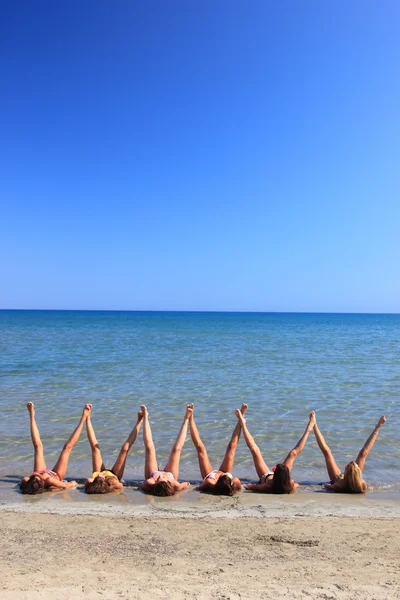 Atrakcyjne dziewczyny na plaży — Zdjęcie stockowe