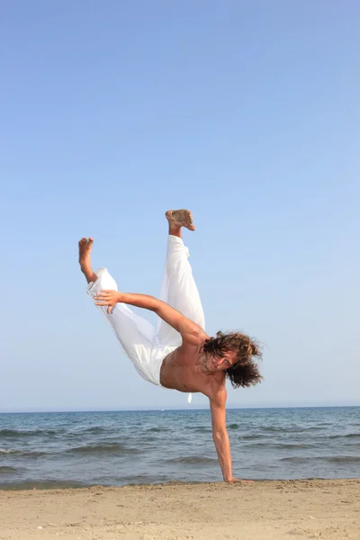 Capoeira dancer on the beach — Stock Photo, Image