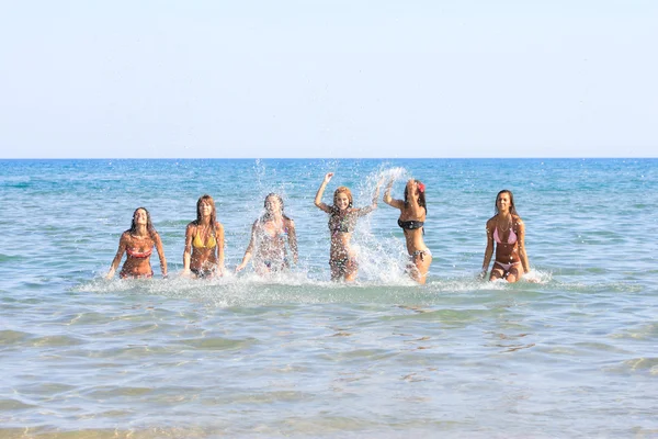 Ragazze attraenti sulla spiaggia — Foto Stock