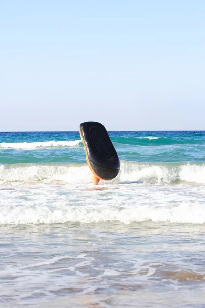 Женщина с надувной лодкой — стоковое фото