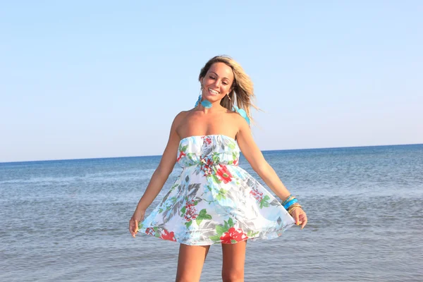 Vrouw ontspannen op het strand — Stockfoto