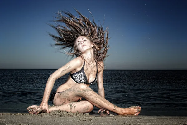 Attraktiva flicka på stranden — Stockfoto