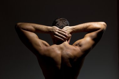 adam çıplak gövde ile