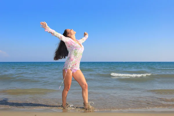 Chica atractiva en la playa — Foto de Stock