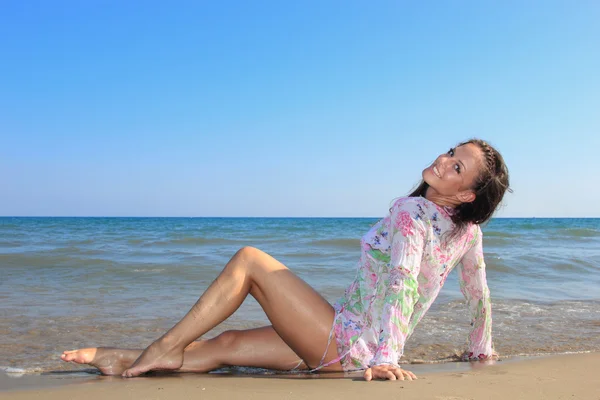 Chica atractiva en la playa — Foto de Stock