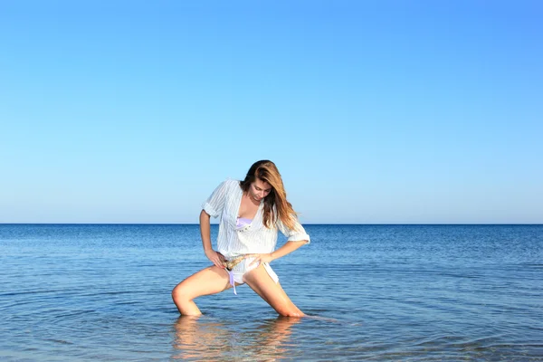 Attraktiva flicka på stranden — Stockfoto